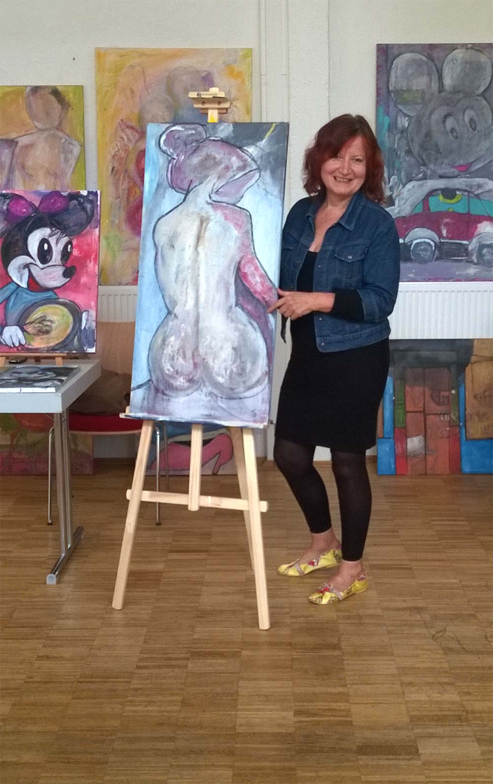 Christa Graß in ihrem Atelier neben einem ihrer Werke